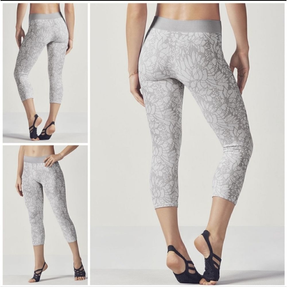 Fabletics Gray & White Floral Capri Leggings (M)